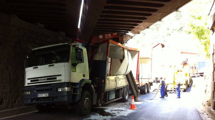 Kamioi batek trenbideko zubia jo du Olarrainen