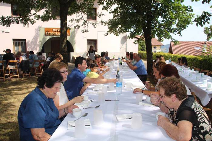 Larraulen hamaiketakoa eta ume jolasak 10 1438609681651