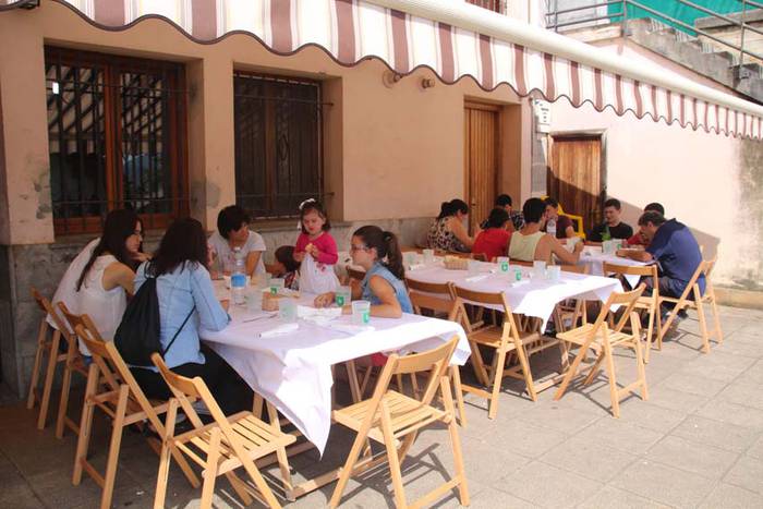 Larraulen hamaiketakoa eta ume jolasak 13 1438609682627