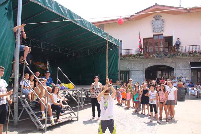 Larraulen hamaiketakoa eta ume jolasak 23 1438609685793