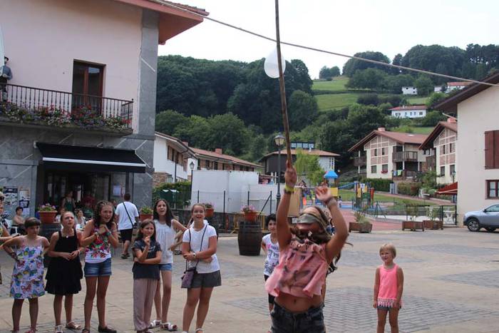 Larraulen hamaiketakoa eta ume jolasak 32 1438609688691