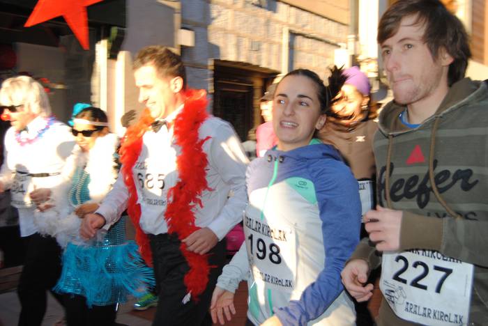 Korrikalari batzuek mozorroak erabili dituzte