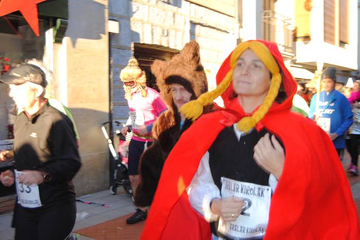 Korrikalari batzuek mozorroak erabili dituzte