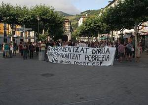 Elkarretaratze zaratatsua egin dute murrizketen aurka