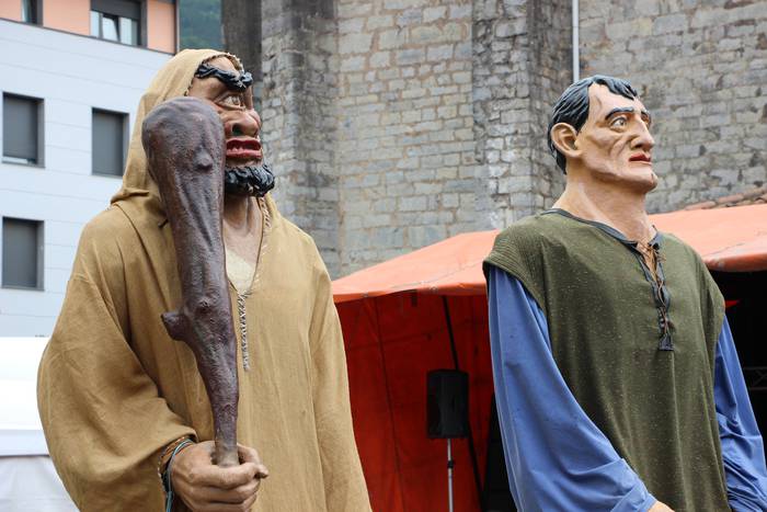 Buruhandiekin eta erraldoiekin aztoratuta 7 1433697590984