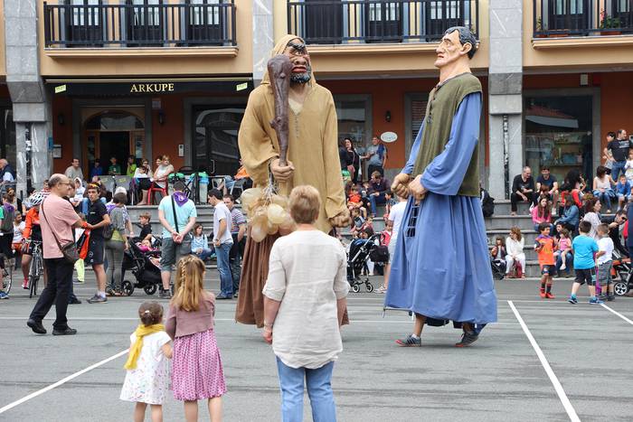 Buruhandiekin eta erraldoiekin aztoratuta 10 1433697610165