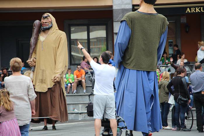 Buruhandiekin eta erraldoiekin aztoratuta 14 1433697634081