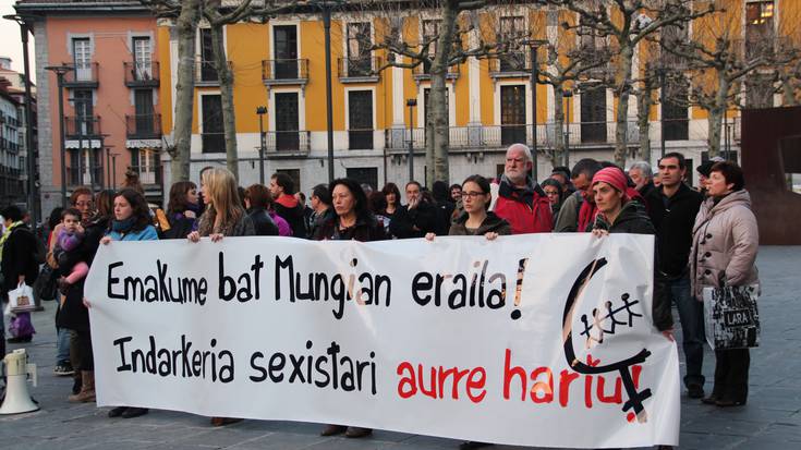 Elkarretaratzea egin dute, Mungian emakume bat erail dutela salatzeko