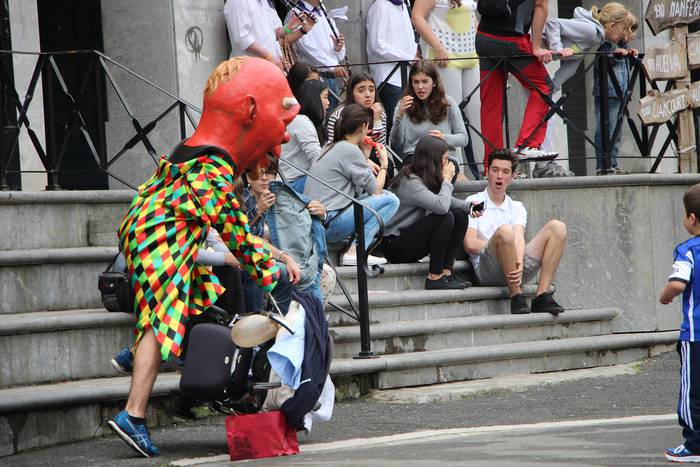 Buruhandiekin eta erraldoiekin aztoratuta 25 1433697702820