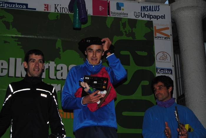 Ander Ortiz txapela jantzita