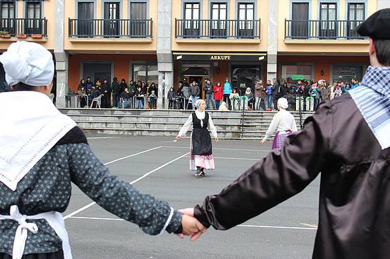 dantza soka eguna 20152 11 1423326175715