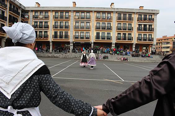 dantza soka eguna 20152 12 1423326176174