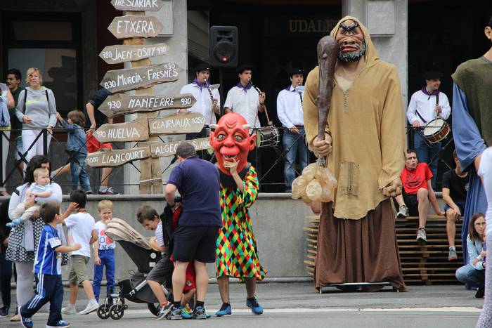 Buruhandiekin eta erraldoiekin aztoratuta 36 1433697770720