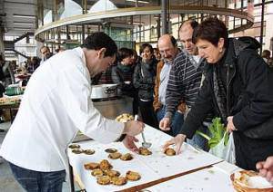 Pello Doyhartzabalek prestatutako pintxoak dastatu dituzte Zerkausian