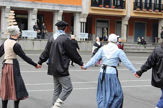 dantza soka eguna 20152 29 1423326186297