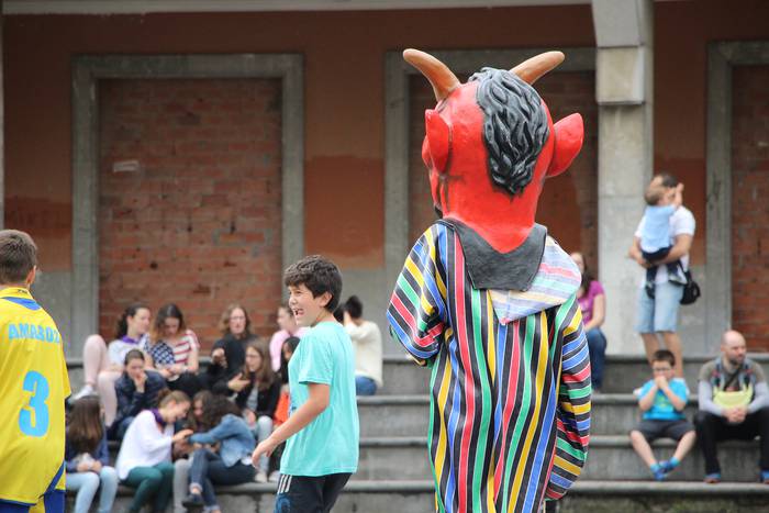 Buruhandiekin eta erraldoiekin aztoratuta 48 1433697844618