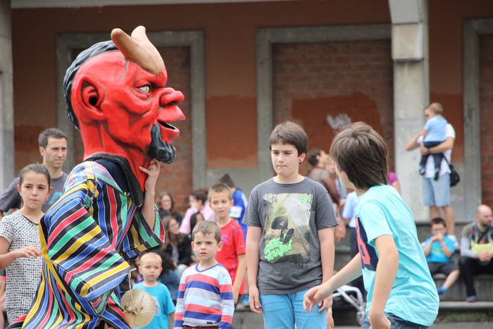 Buruhandiekin eta erraldoiekin aztoratuta 49 1433697850697