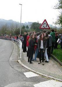 «Denon hondarrarekin sekulako hondartza» egin daitekeela aldarrikatu dute Laskoraingo ikasleek