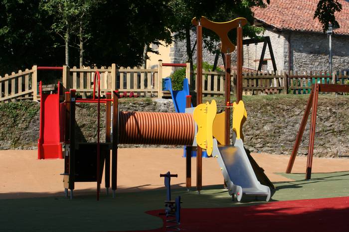 Parkea eta ur deposituko hodiak berritu dituzte