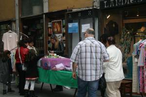 Dendak eta jendea kalera atera dira gaurkoan