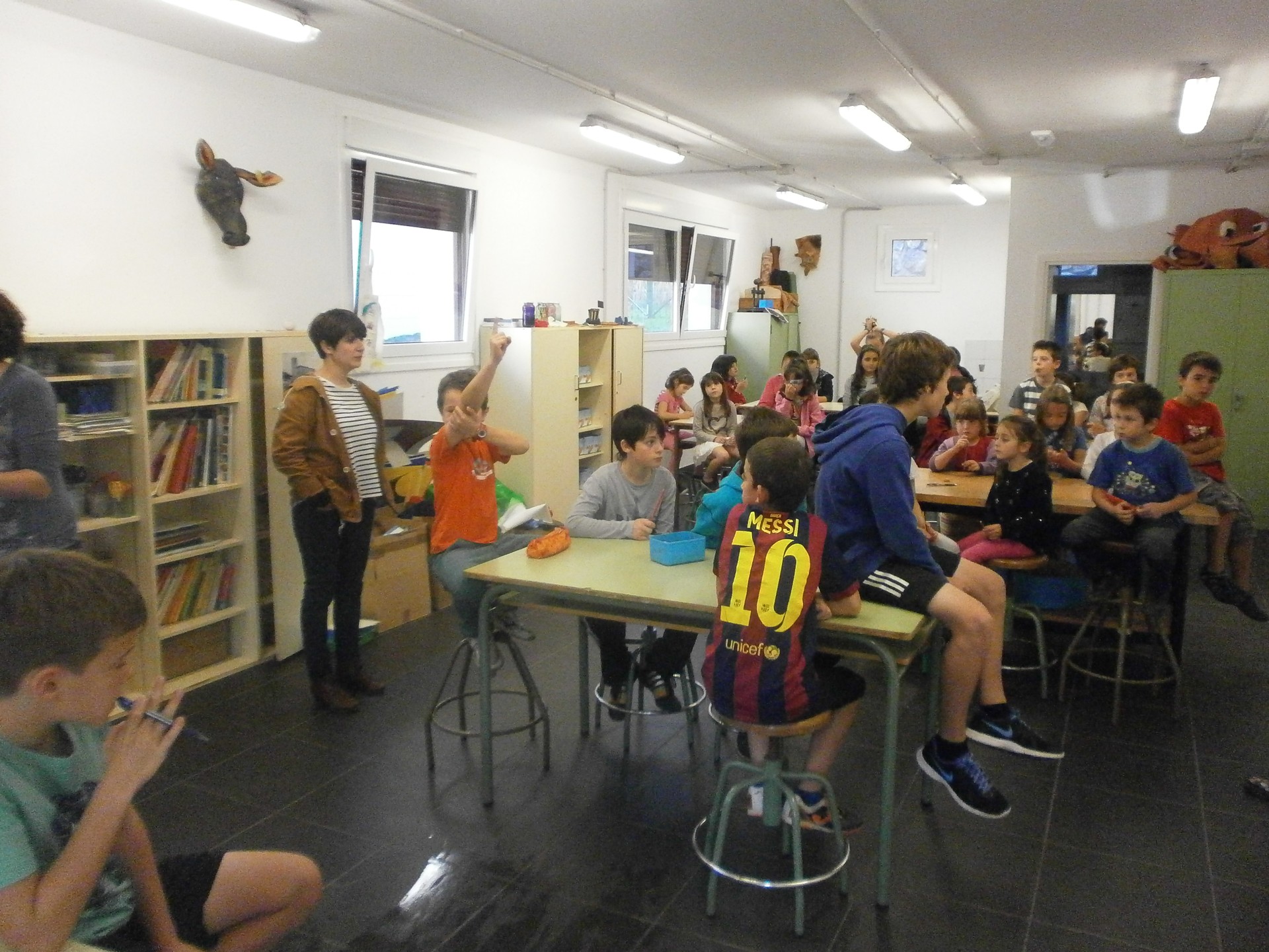 Maite Gurrutxagaren bisita, atzo, Alkizako eskolara