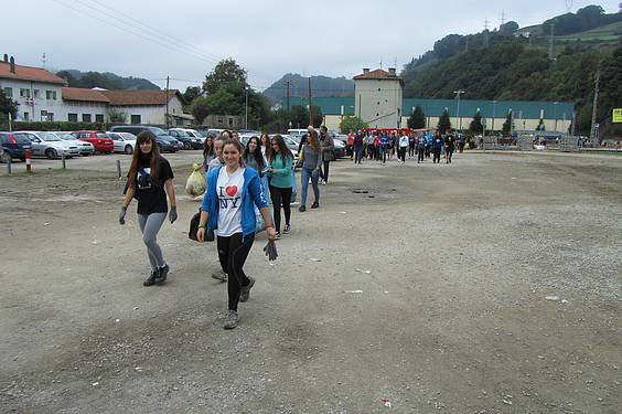 Laskorain Ikastolakoak garbiketa egiten 1 1381142679873