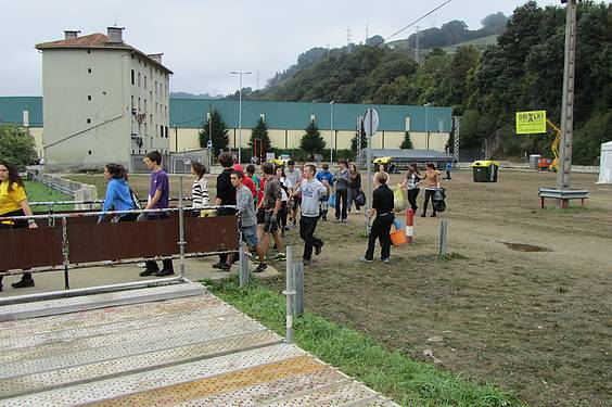 Laskorain Ikastolakoak garbiketa egiten 2 1381142681003