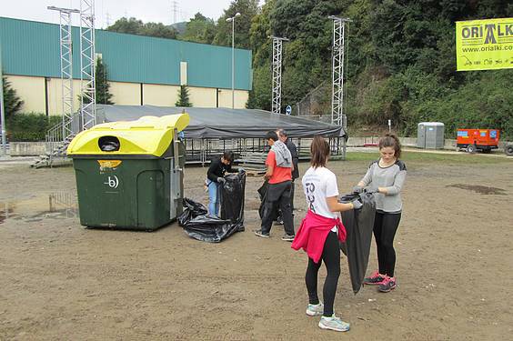 Laskorain Ikastolakoak garbiketa egiten 3 1381142681997