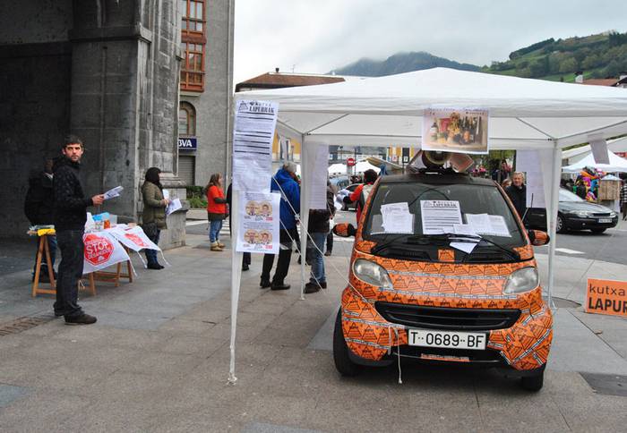 Kaleratzeak Stop taldeak IRPHaz informatu du Trianguloa Plazan