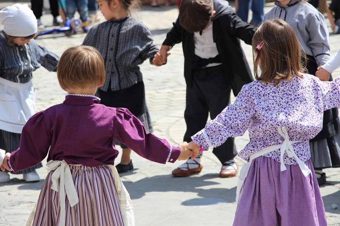 Eguzkipean dantzan 45 1434290403953