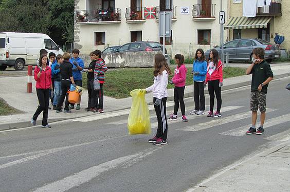 Laskorain Ikastolakoak garbiketa egiten 4 1381142682915