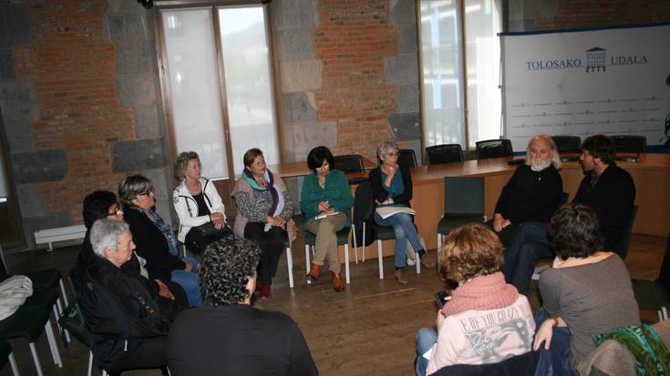 Xochilt Acalt erakundeko kideak Tolosako udal ordezkariekin bildu dira