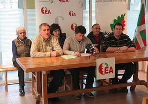 Eusko Alkartasunak "herritarrak ez nahasteko" eskatu dio EAJri