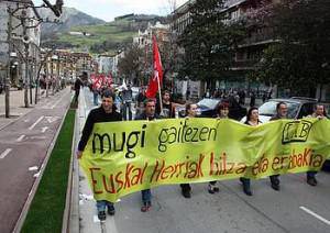 Ehunka lagunek egin dute protesta lan erreformaren aurka