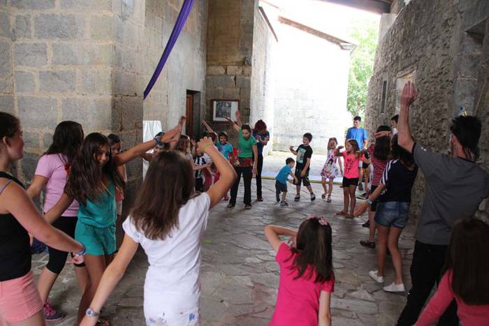 Umeak trapezisten modura ibili dira Larraulen 1 1438441174630