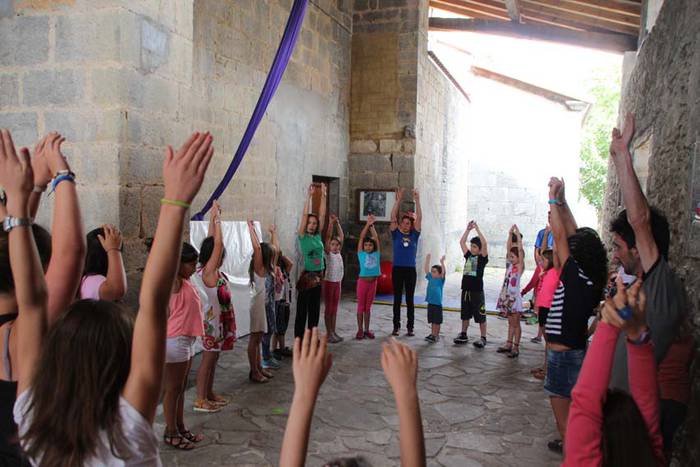 Umeak trapezisten modura ibili dira Larraulen 3 1438441175252