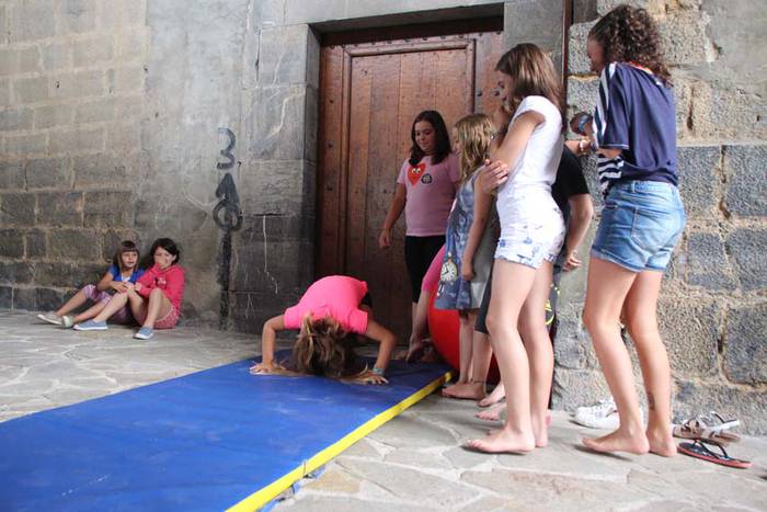 Umeak trapezisten modura ibili dira Larraulen 7 1438441176468