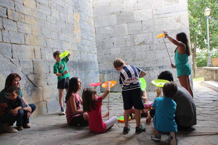 Umeak trapezisten modura ibili dira Larraulen 8 1438441176776