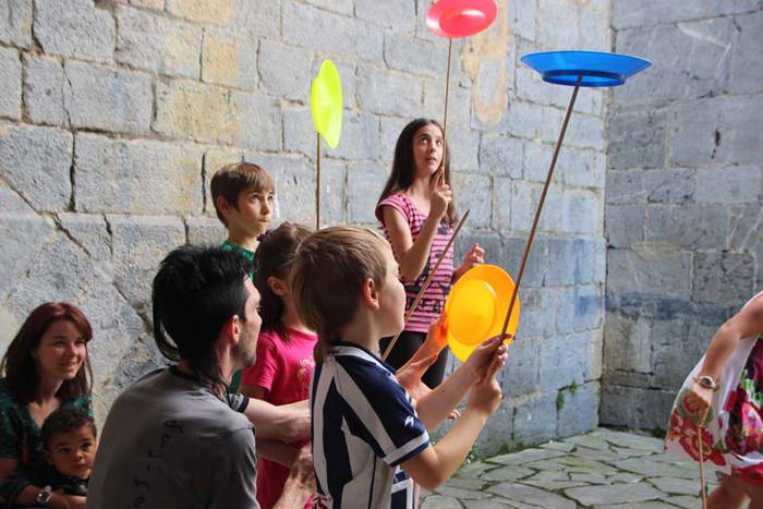 Umeak trapezisten modura ibili dira Larraulen 9 1438441177097