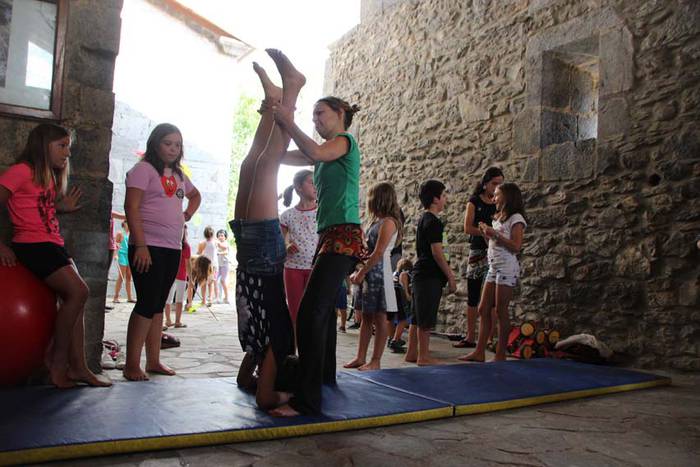 Umeak trapezisten modura ibili dira Larraulen 14 1438441178636