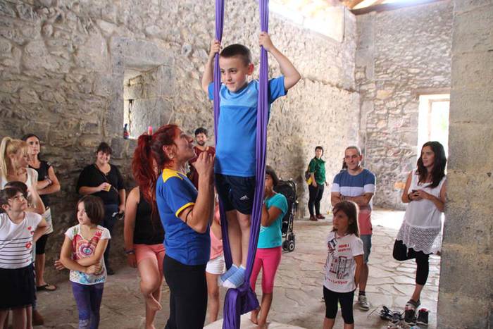 Umeak trapezisten modura ibili dira Larraulen 15 1438441178947