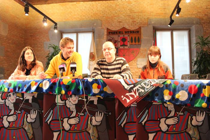 Suziria entzuteko astebeteren faltan, eguraldiari beldurrik ez Tolosan