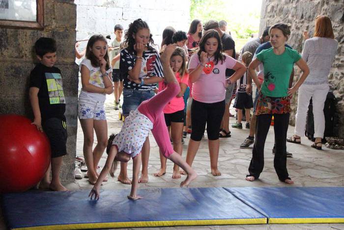 Umeak trapezisten modura ibili dira Larraulen 18 1438441179860