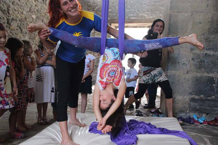 Umeak trapezisten modura ibili dira Larraulen 19 1438441180172