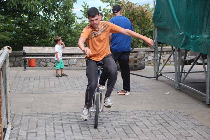 Umeak trapezisten modura ibili dira Larraulen 20 1438441180475