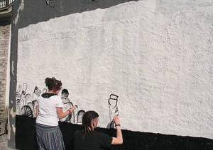 Baimena zuen mural bat margotzen ari zirela gazte batzuk identifikatu ditu Ertzaintzak