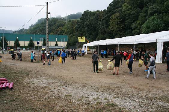 Laskorain Ikastolakoak garbiketa egiten 5 1381142683829