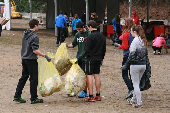 Laskorain Ikastolakoak garbiketa egiten 6 1381142684940