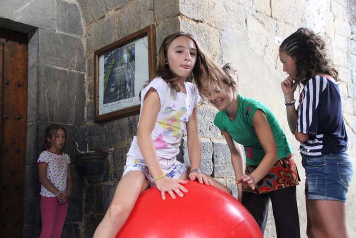 Umeak trapezisten modura ibili dira Larraulen 22 1438441181088