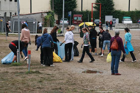 Laskorain Ikastolakoak garbiketa egiten 8 1381142686457